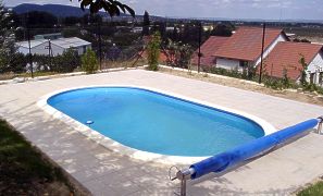 Ov�lis, 7x3x1,5 m�teres polipropil�n medence szol�rtakar�val �s rozsdamentes cs�rl�vel. A medence v�g�ben halv�nyan l�tszik a v�z alatt a be�p�tett r�mai l�pcs�.