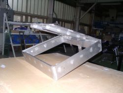 Teleszk�pos aknafedlap.